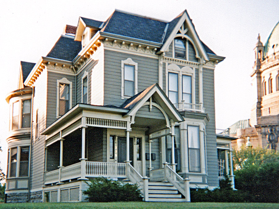 VICTORIAN HOMES IN CATHEDRAL HILL NEIGHBORHOOD IN ST. PAUL, MINNESOTA.  SPRING DAY Stock Photo - Alamy