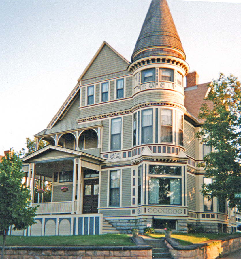 VICTORIAN HOMES IN CATHEDRAL HILL NEIGHBORHOOD IN ST. PAUL, MINNESOTA.  SPRING DAY Stock Photo - Alamy